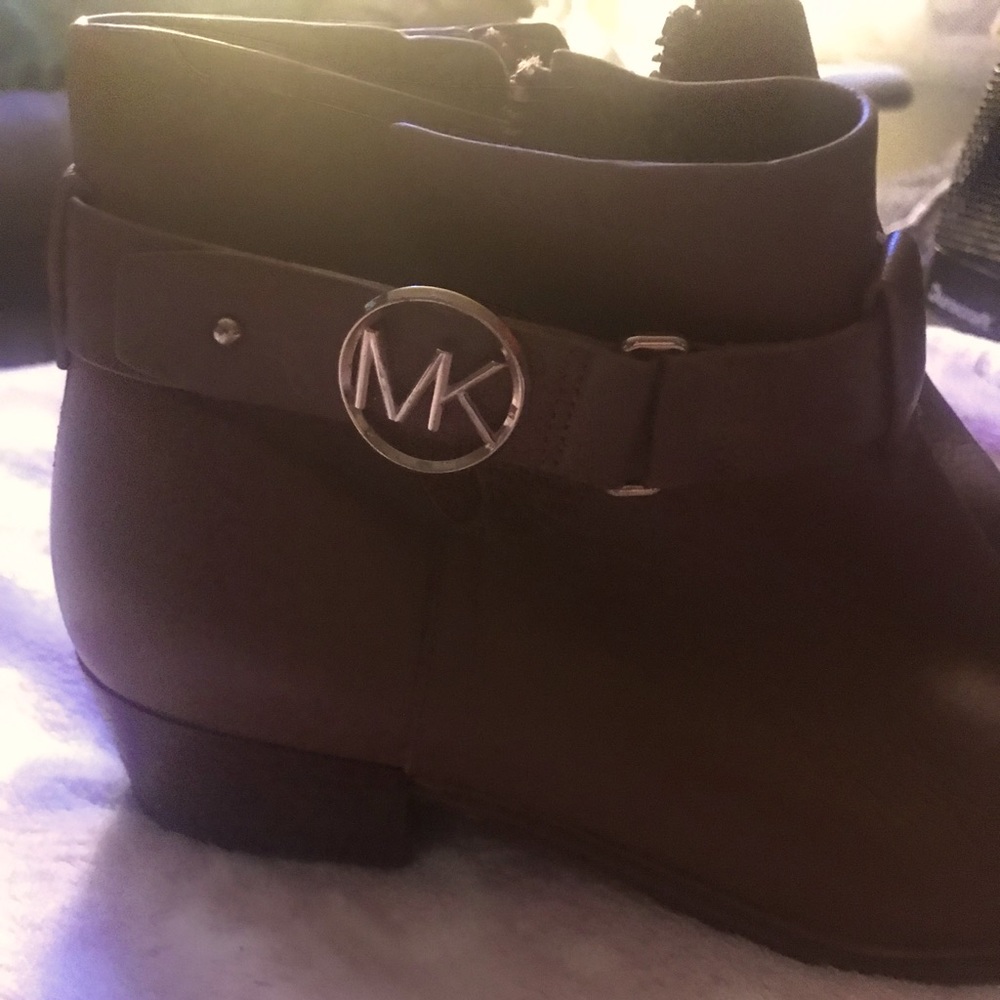 These a beautiful pair of brown MK ankle boots. Size 9.